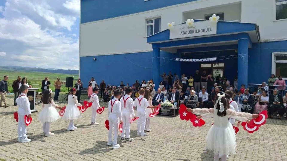 Arpaçay'da Çifte Gurur: Minikler Hem Kep Attı Hem Eserlerini Sergiledi