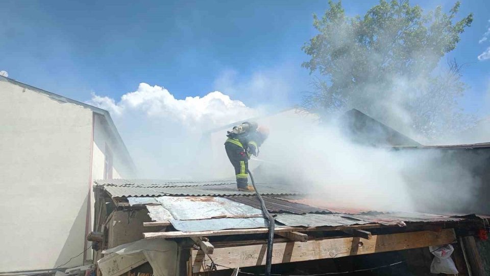 Aşkale'de Korkutan Yangın! Tandır Evi Alev Alev Yandı