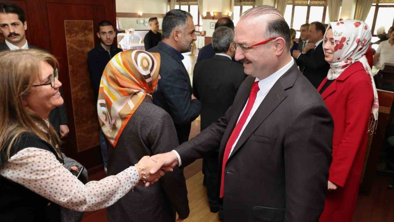 Atatürk Üniversitesinde Geleneksel Bayramlaşma: Rektör Hacımüftüoğlu Personelle Buluştu