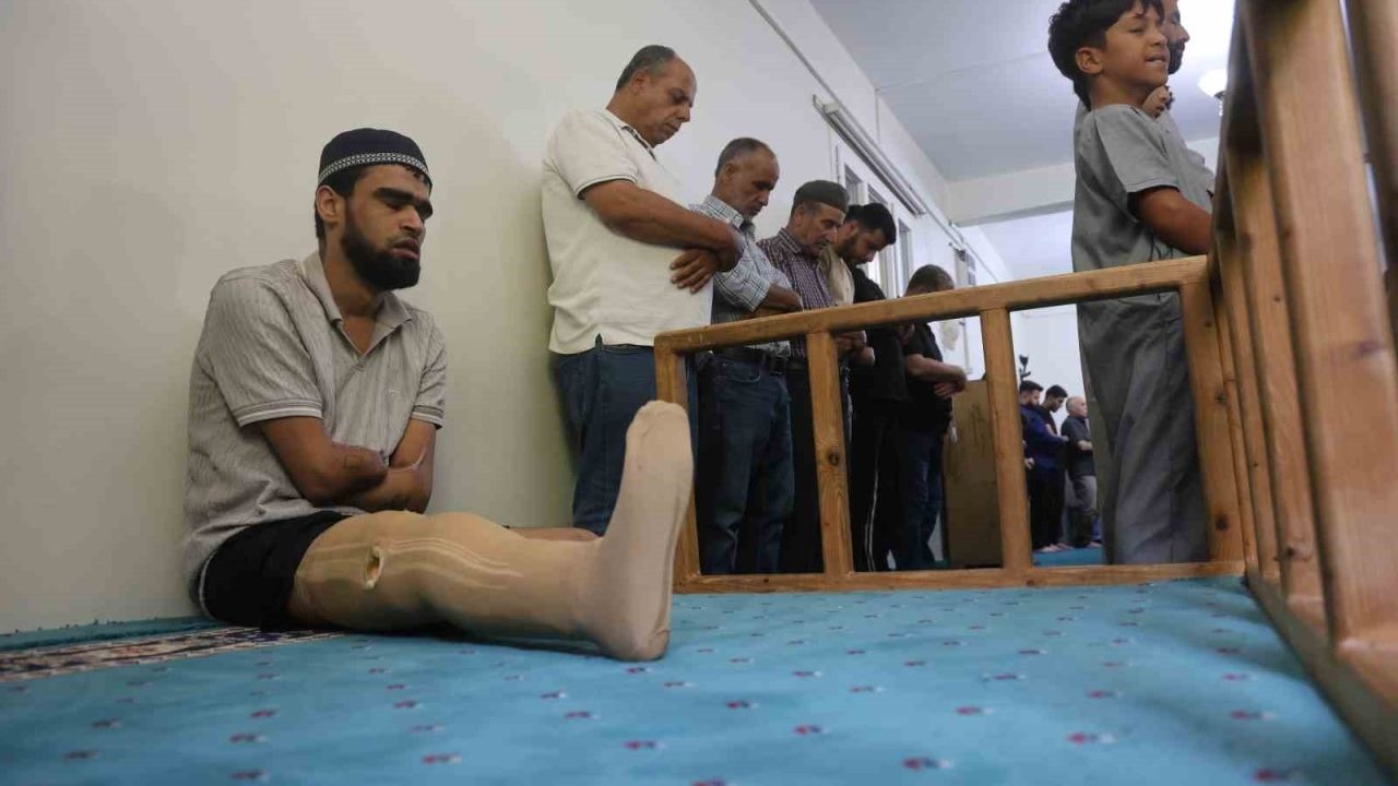 Babasına uzattığı demirin elektrik tellerine değmesiyle akıma kapılarak kollarını ve bacağını kaybeden Ahmet ibadet ederek yaşama tutundu