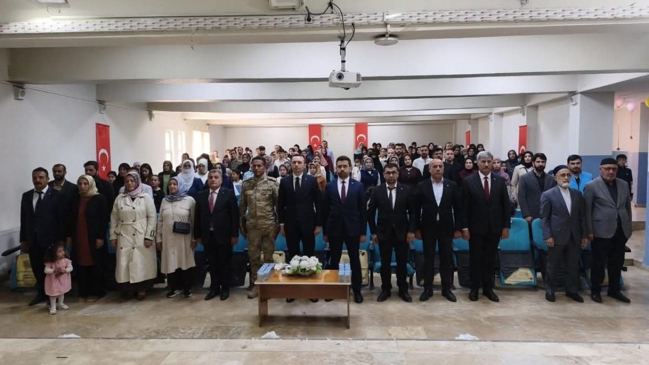 Çaldıran'da Miniklerin Mezuniyet Coşkusu Göz Doldurdu