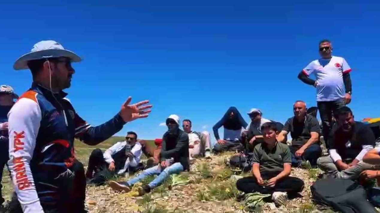 Cudi Dağı'nda Yamaç Paraşütü Şöleni: Gökyüzü Renklendi