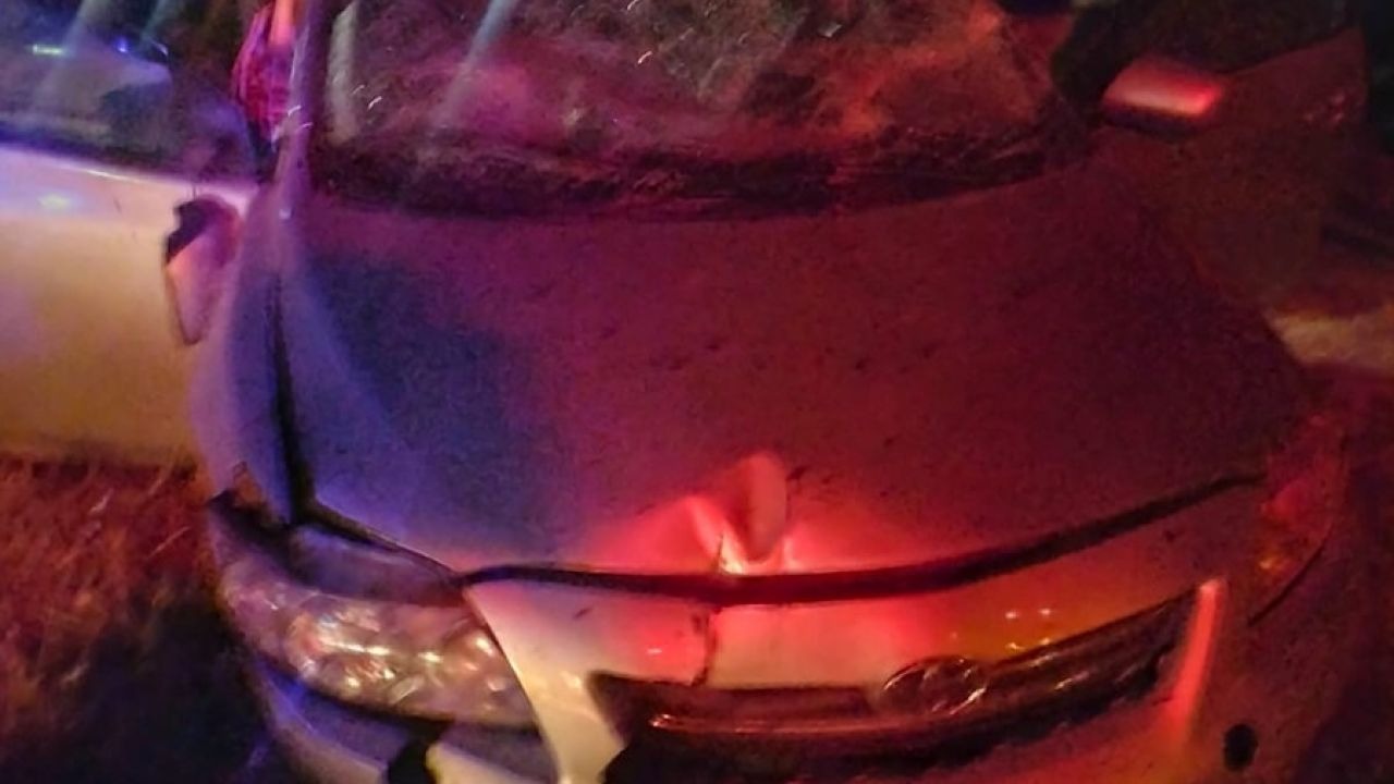 Diyarbakır'da Otomobil Bariyerlere Ok Gibi Saplandı