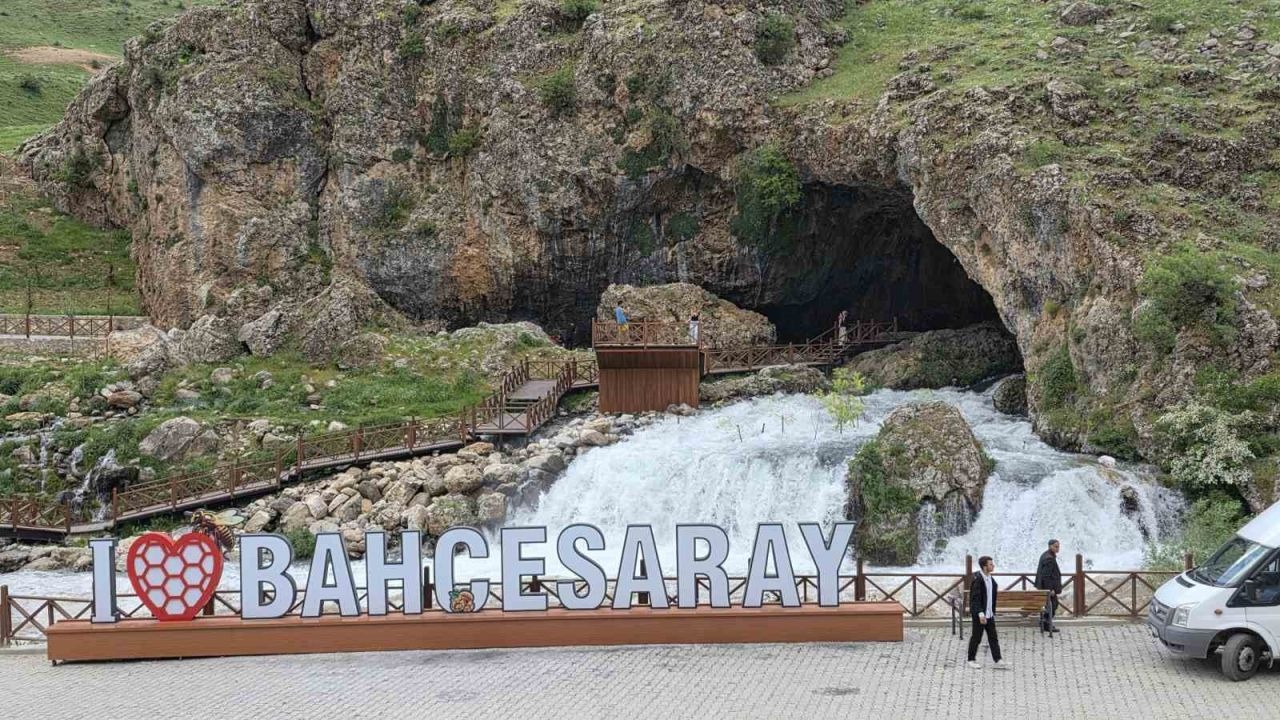 Doğa Tutkunlarının Yeni Rotası: Çığ Tehlikesi Bitti, Bahçesaray’ın Gizemli Mağara Suyu Turizme Açıldı