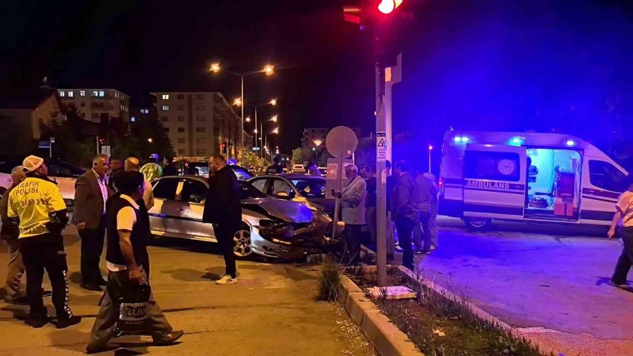 Erzurum Palandöken’de Korkutan Kaza: İki Otomobil Çarpıştı, 2 Yaralı