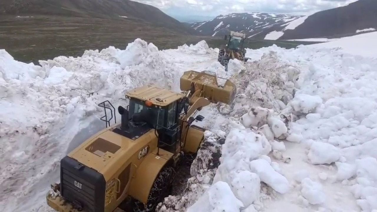 Erzurum Tekman’da Haziran Ayında Kış Geri Döndü: İş Makineleri 6 Metrelik Kar Kütlelerini Yardı