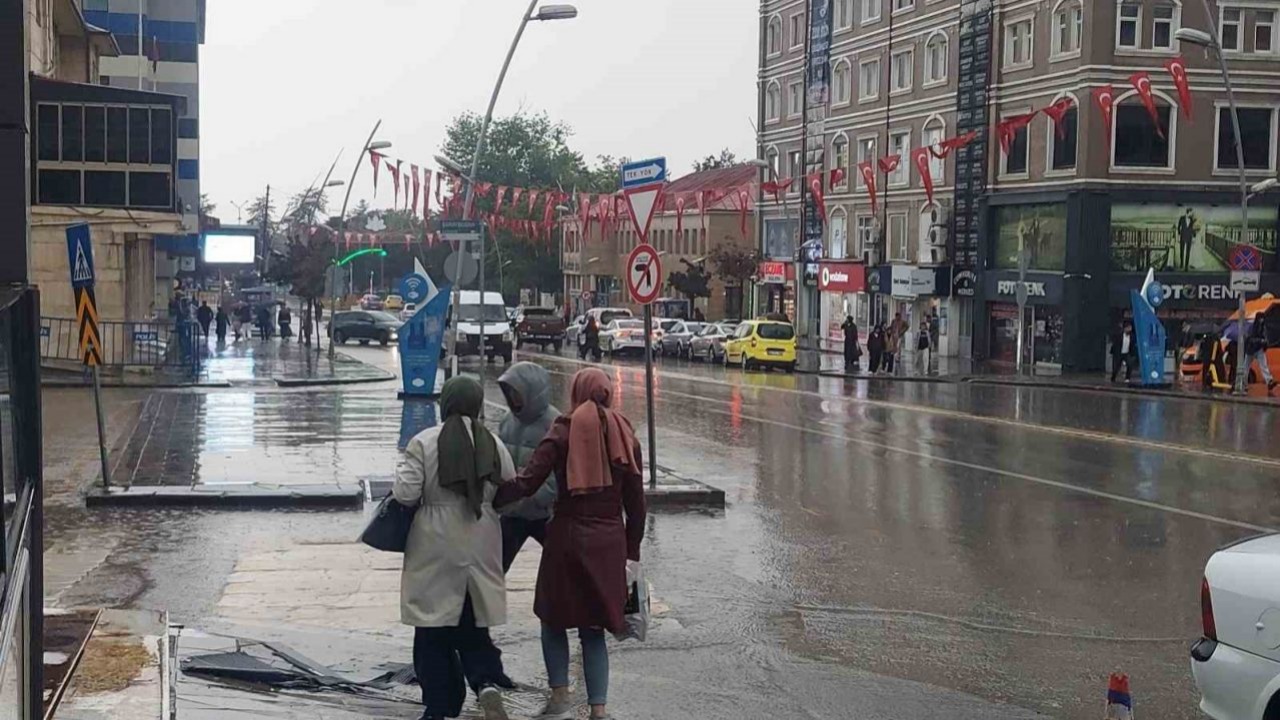 Erzurum Valiliğinden 15 İlçe İçin "Kuvvetli Sağanak" Uyarısı: Sel ve Heyelana Dikkat