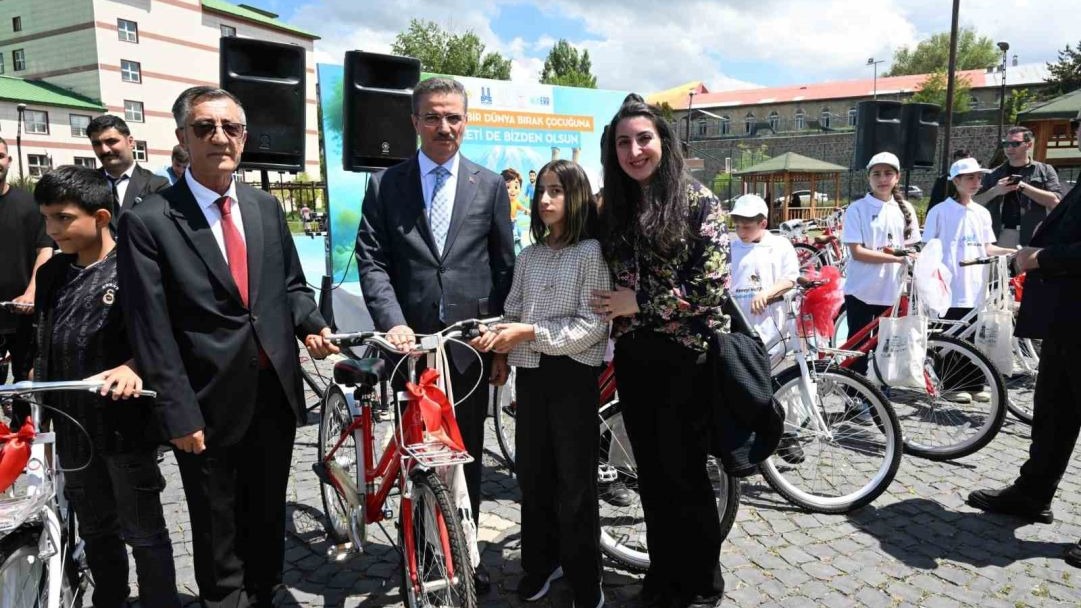 Erzurum'da "Dumansız Hayat" Ödülleri: Çocuklara Bisiklet Dağıtıldı