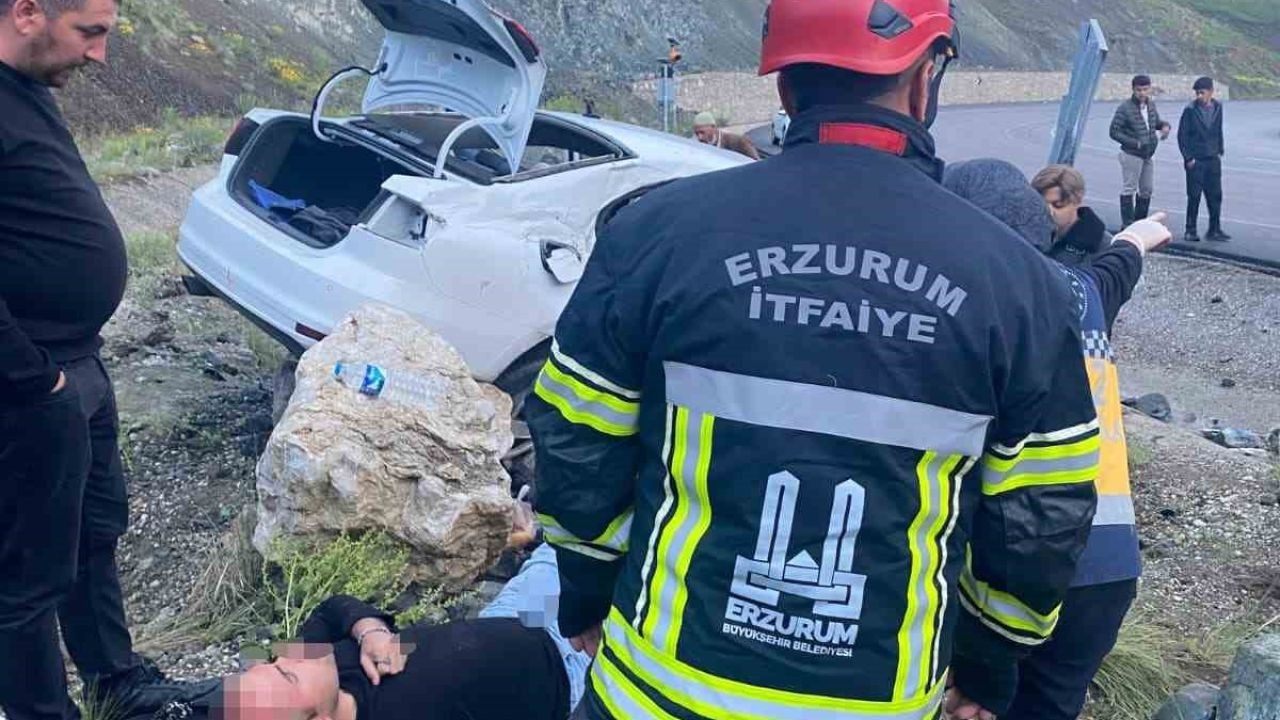 Erzurum'da Feci Kaza: Virajı Alamayan Otomobil İstinat Duvarına Çarptı! 4 Yaralı