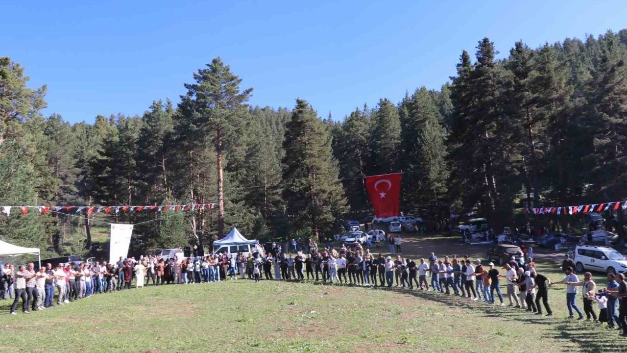 Erzurum’da Karnavas Coşkusu: 6. Geleneksel Dut Pekmezi Festivali’ne Binlerce Kişi Akın Etti