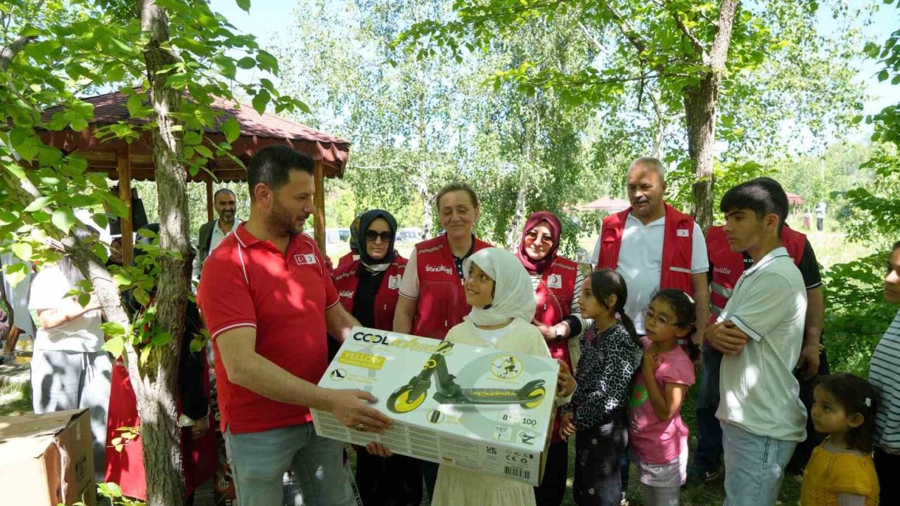 Erzurum’da Kızılay’dan Anlamlı Dokunuş: Yetim ve Öksüz Çocuklara Cağ Kebabı Eşliğinde Karne Şenliği