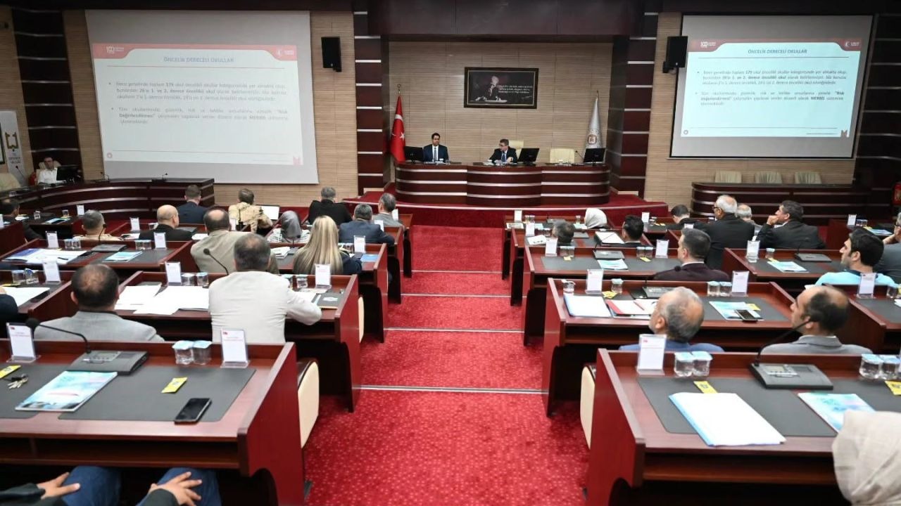 Erzurum'da Vali Aydın Baruş Başkanlığında Eğitimde Güvenlik Zirvesi: Haziran Ayı Önlemleri Belirlendi