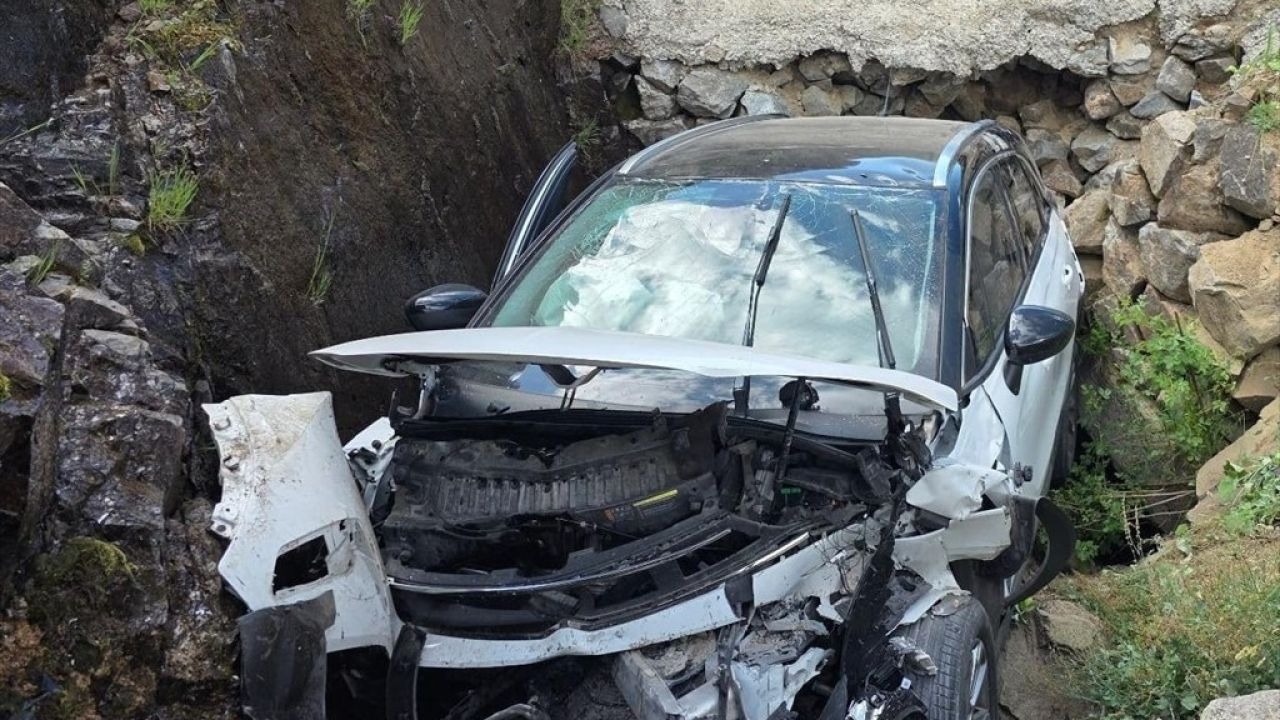 Feci Trafik Kazası: Şebinkarahisar’da Otomobil Kanala Düştü, 1 Ölü, 3 Yaralı
