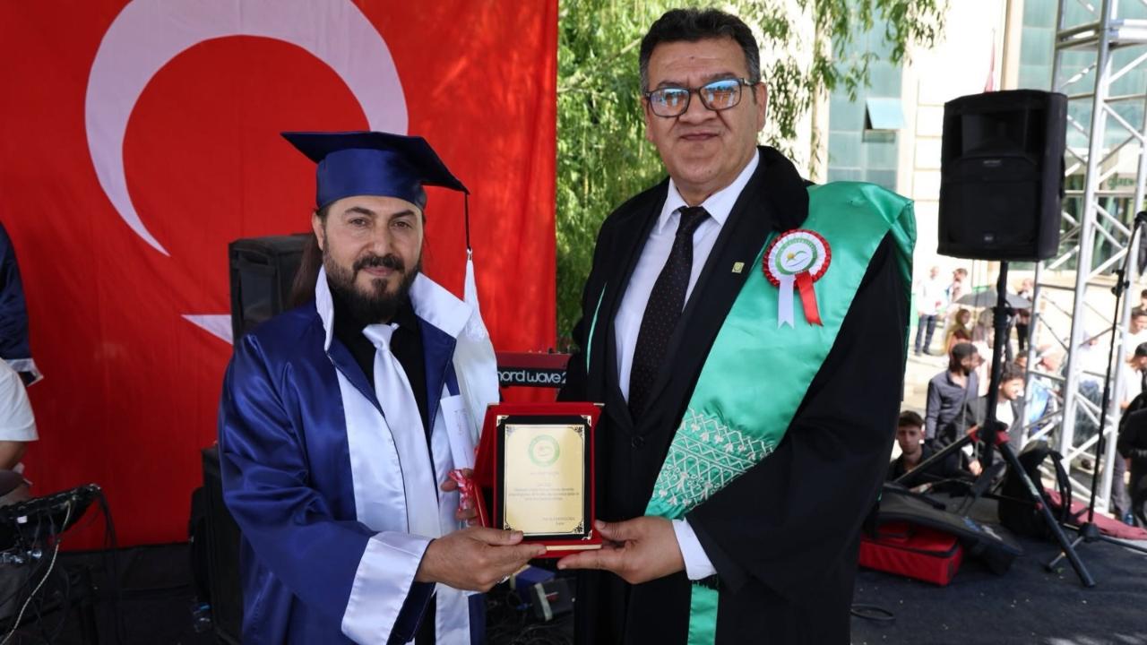 Gazeteci Erdal Yalçın’dan Çifte Başarı: Hem Üniversite Üçüncüsü Oldu Hem de İl Temsilciliğine Getirildi