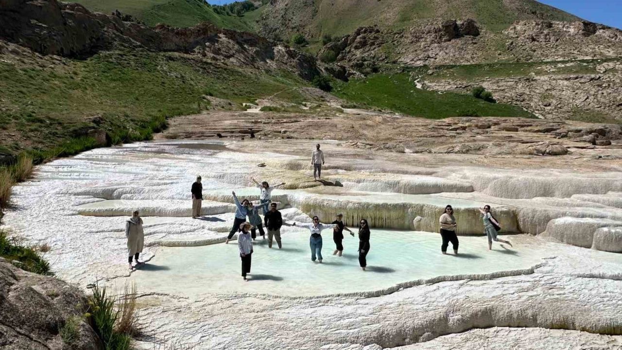 Hakkârili Doğaseverler Sınırları Aştı: Travertenler, Vanadokya ve Tarihi Kiliseye Hayran Kaldılar