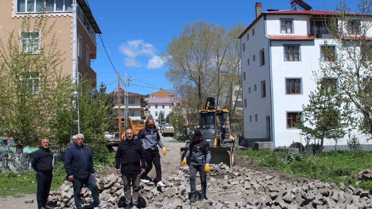 Hanak'ta Altyapı Atakları: Kilit Parke Taşı Çalışmaları Başladı