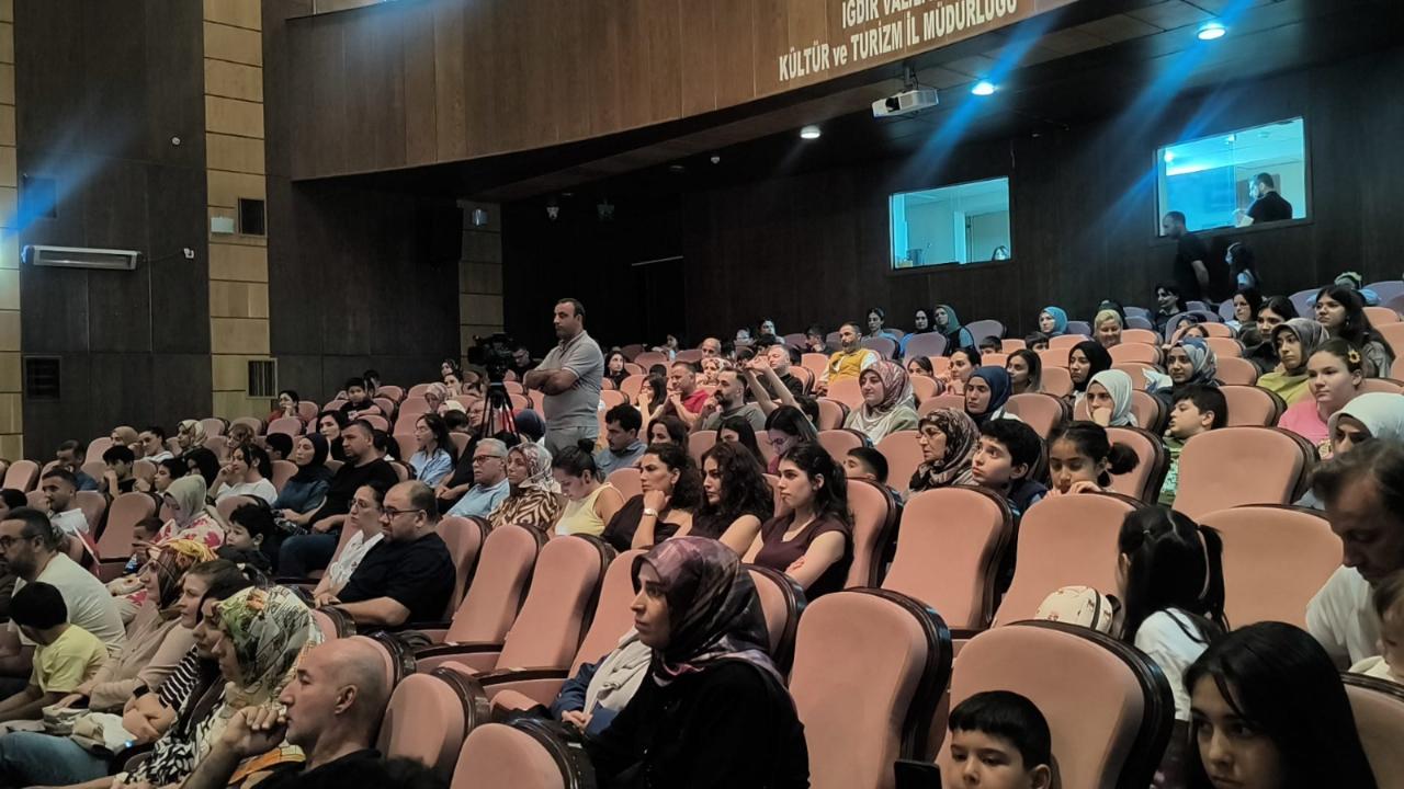 Iğdır’da Anlamlı Gece: Bilsem Öğrencileri “Komşu Köyün Delisi” İle Mert Ali’ye Umut Oldu