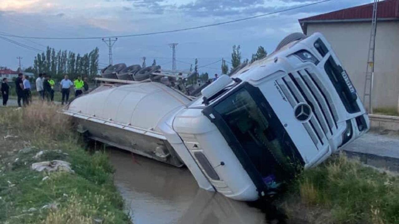 Iğdır’da Beton Mikseri Kanala Devrildi! Sürücü Yaralandı
