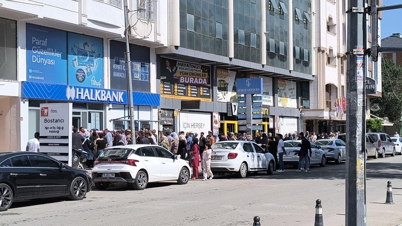Iğdır’da Halk Bankası Önünde Uzun Kuyruklar