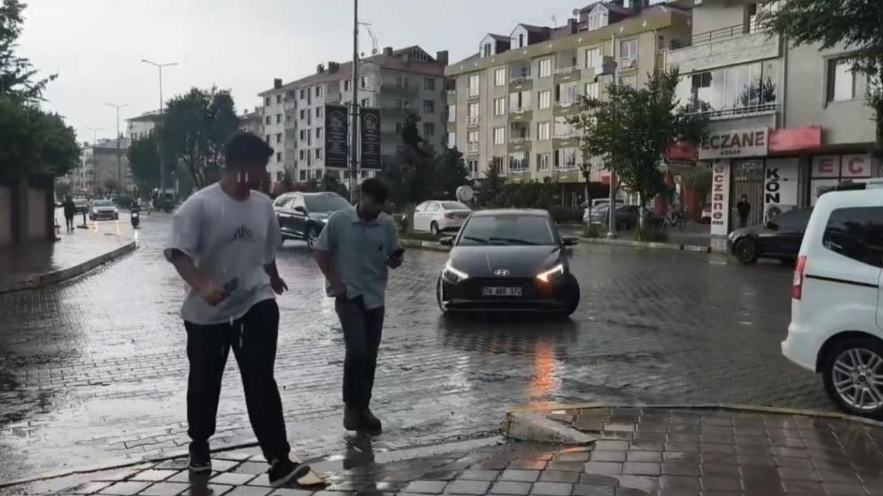 Iğdır'da Sağanak Yağış: Vatandaşlar Hazırlıksız Yakalandı, Trafik Kilitlendi