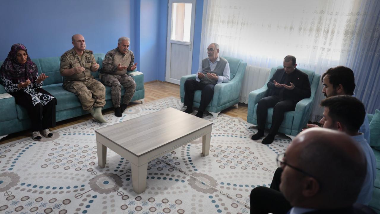 Iğdır'da Şehit Babalarına Anlamlı Ziyaret: Babalar Günü’nde Duygulandıran Buluşma