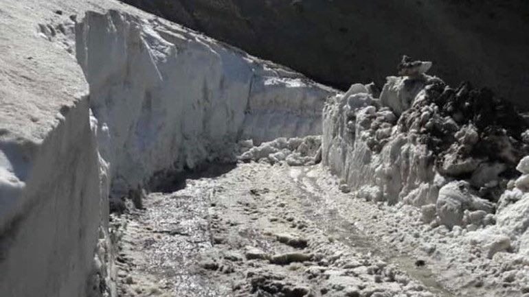 İran sınırındaki yayla yolları kardan temizleniyor