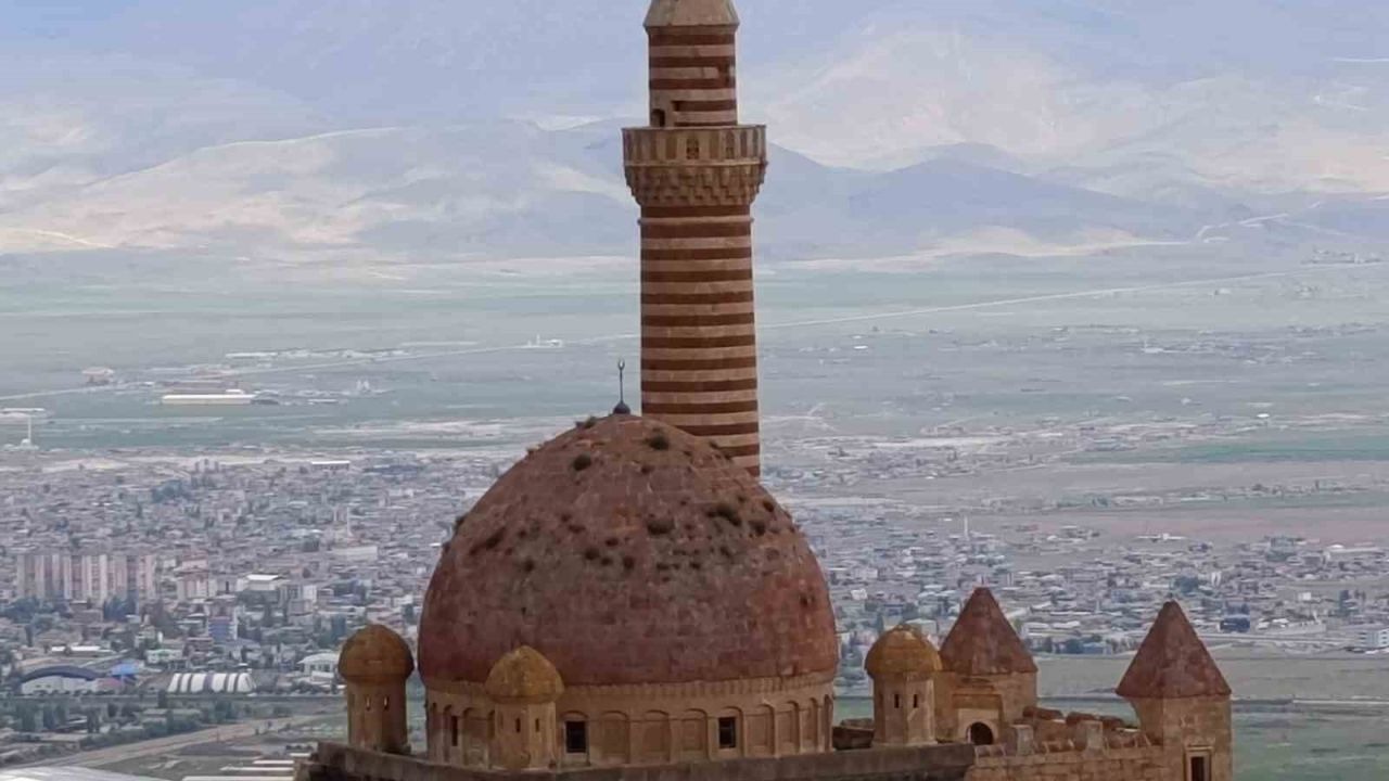İshakpaşa Sarayı’nda Tehlike Çanları: Tarihi Kubbede Yetişen Otlar Ziyaretçileri Endişelendiriyor