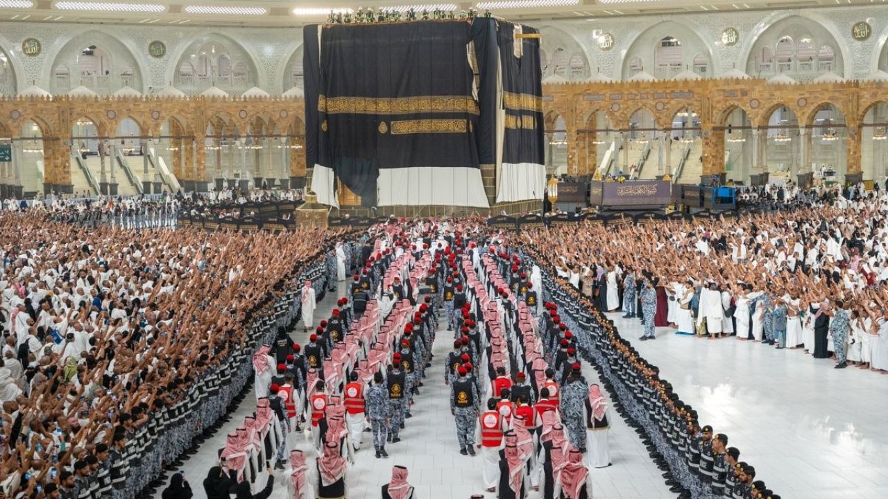 Kâbe’de Hicri Yıl Dönümü Seferberliği: Yeni Örtü 8 Saatlik Çalışmayla Asıldı