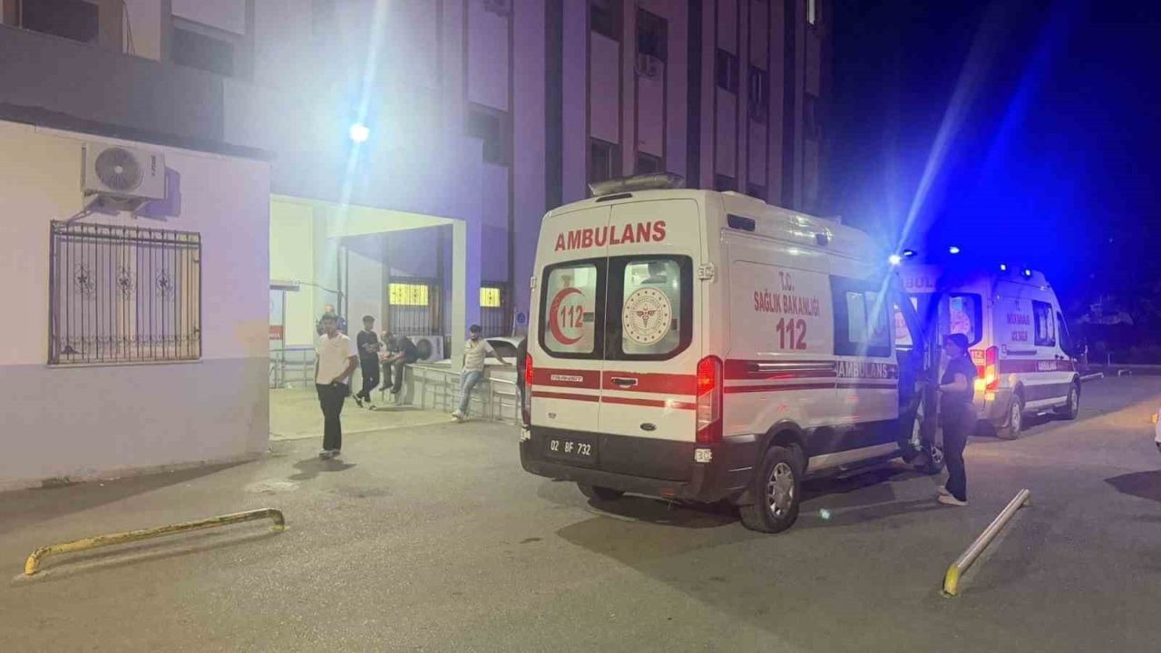 Kahta’da Parkta Bıçaklı Kavga: 2 Genç Yaralandı