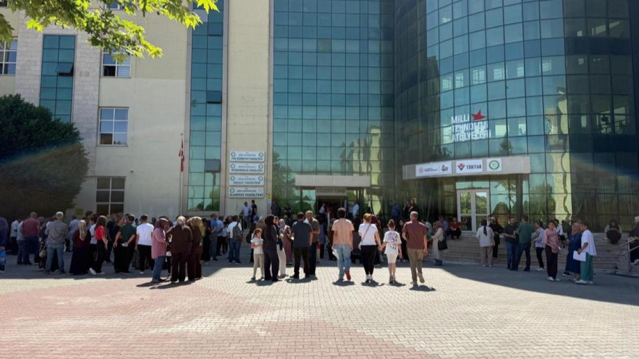 Kapılar 10.00'da Kapatıldı! Iğdır'da Ailelerin Dualı Bekleyişi