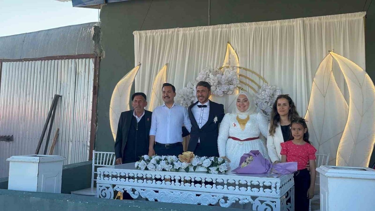 Kars Akyaka'da Anlamlı Düğün: Kaymakam Demirtaş Kıbrıs Gazisinin Oğlunu Yalnız Bırakmadı