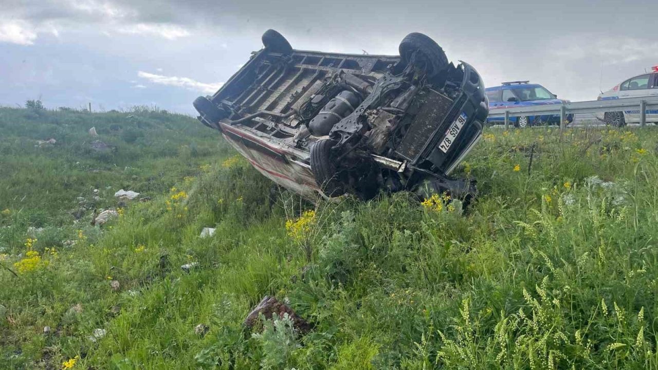 Kars-Ardahan Karayolunda Korkutan Kaza: Kontrolden Çıkan Araç Şarampole Devrildi