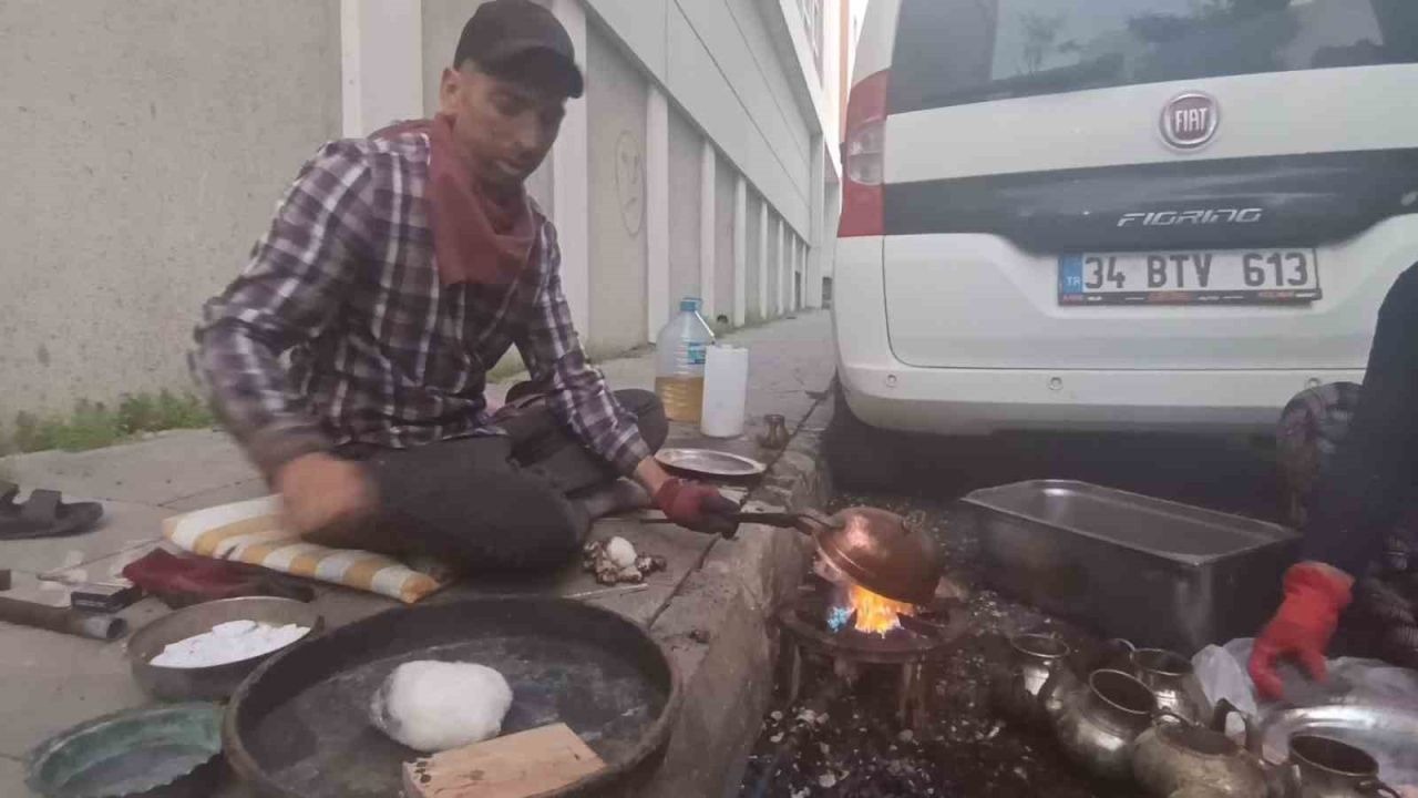 Kars Sokaklarında Çekiç Sesleri: Göçebe Kalaycı Çift Unutulmaya Yüz Tutan Zanaatı Yaşatıyor