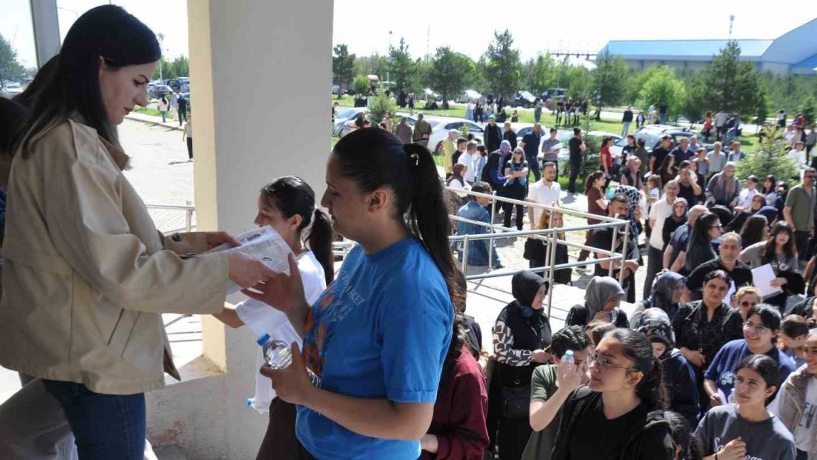 Kars'ta 8 Bin 600 Aday Ter Döküyor! Kapılar Kapatıldı