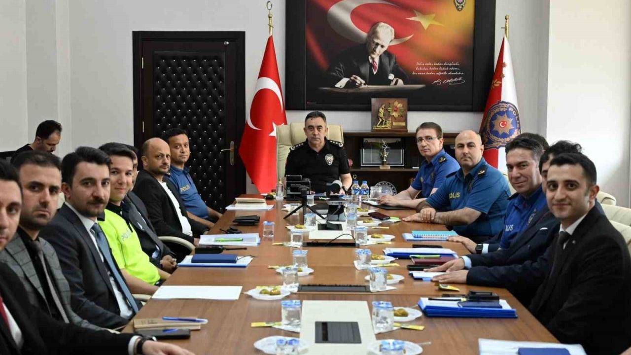 Kars'ta Dev Güvenlik Zirvesi: Emniyet Müdürü Tombul Başkanlığında Kritik Planlama