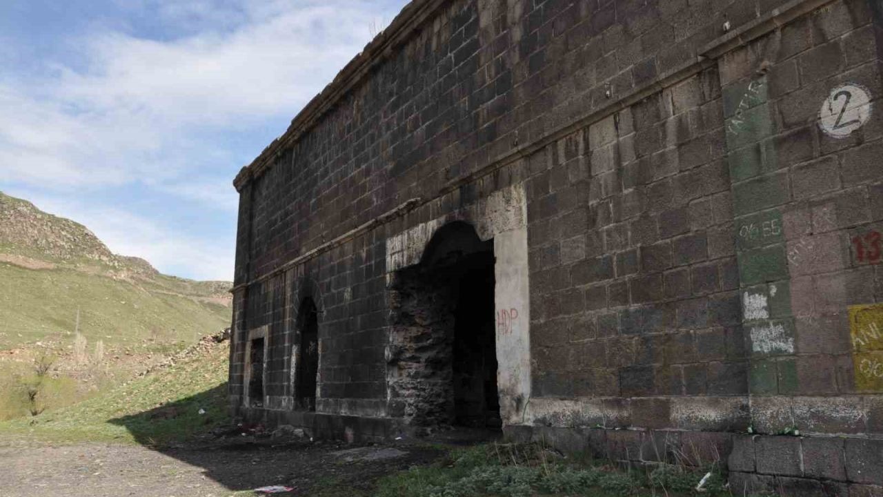 Kars’ta Tarih Sessizce Yok Oluyor: 46 Tarihi Tabya Kaderine Terk Edildi