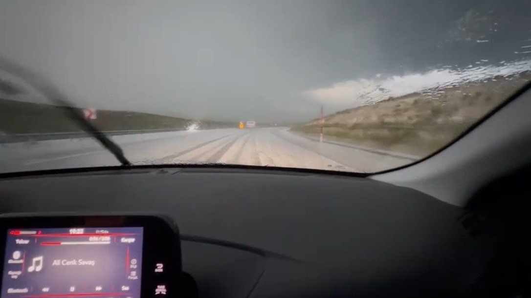 Kars'ta Yaz Ortasında Dolu Dehşeti: Karayolu Beyaza Büründü
