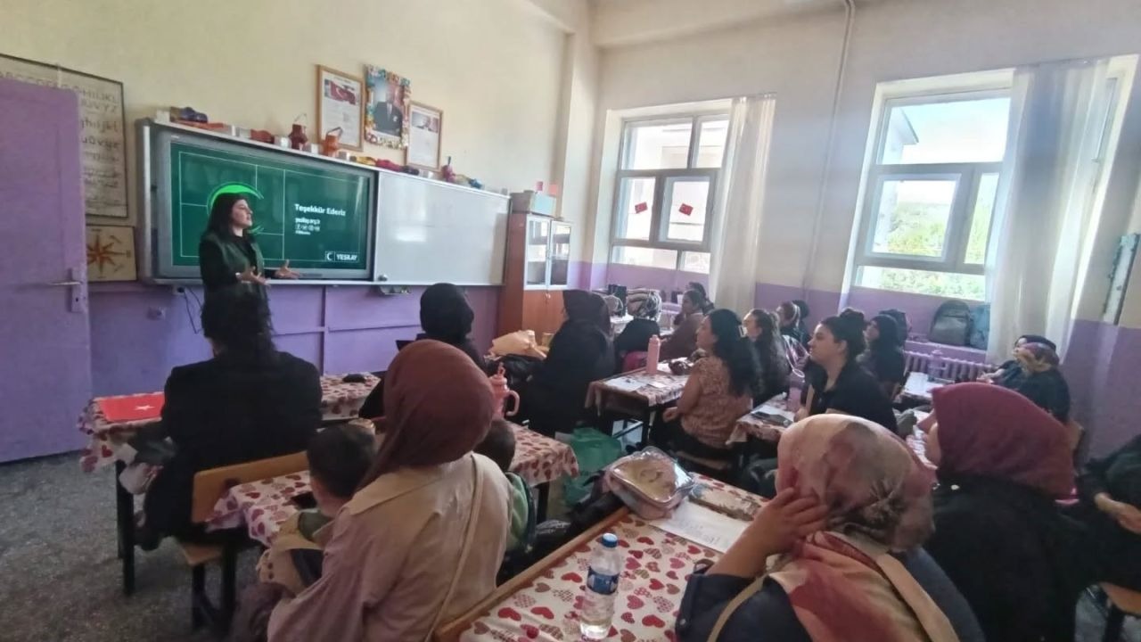 Kars’ta Yeşilay’dan Velilere Hayati Seminer: Bağımlılıkla Mücadelede Ailenin Rolü Masaya Yatırıldı