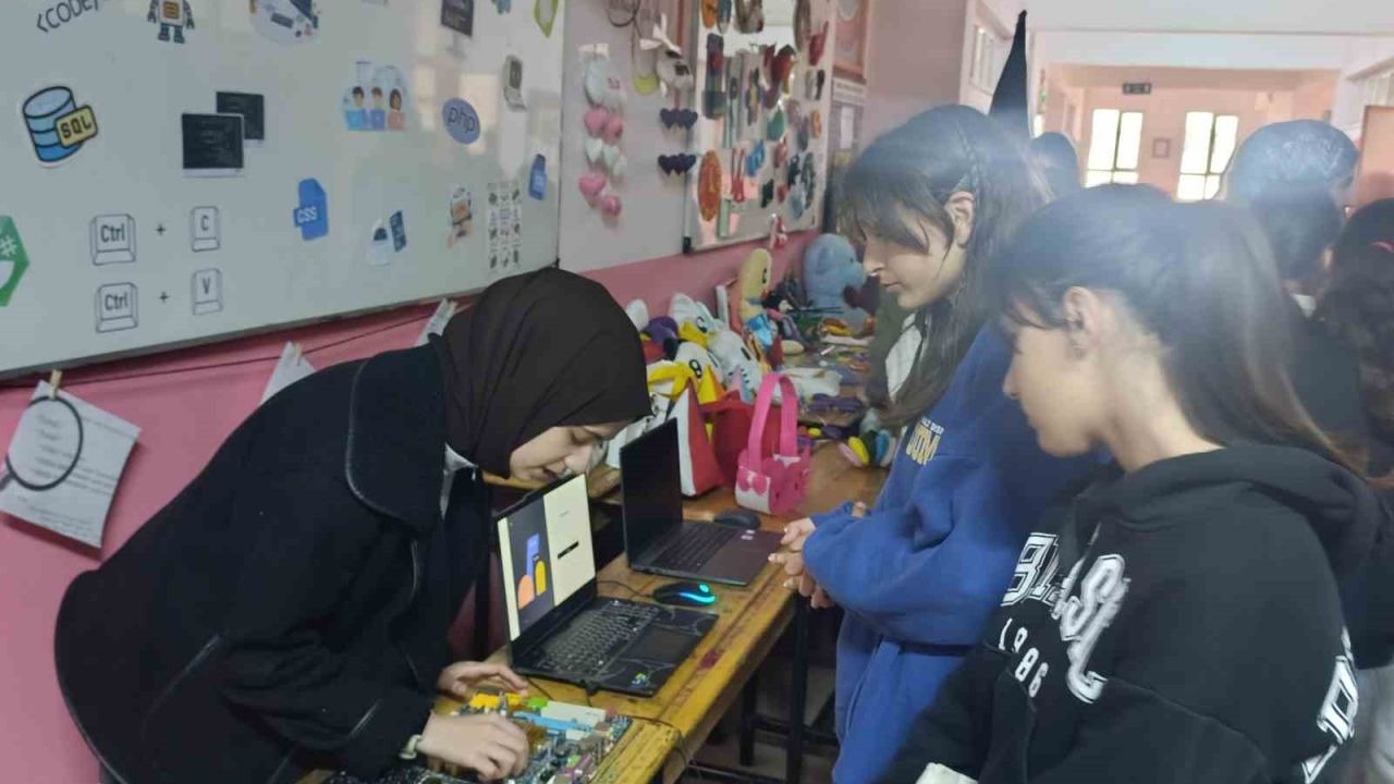 Muradiye’de Geleceğin Meslekleri Tanıtıldı: Kız Meslek Lisesinden 8. Sınıflara Özel Sergi
