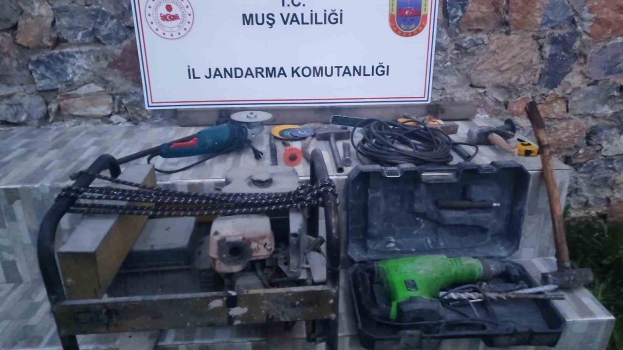 Muş Jandarmasından Suçüstü: Kaçak Kazı Alanından Cephanelik Gibi Malzeme Çıktı