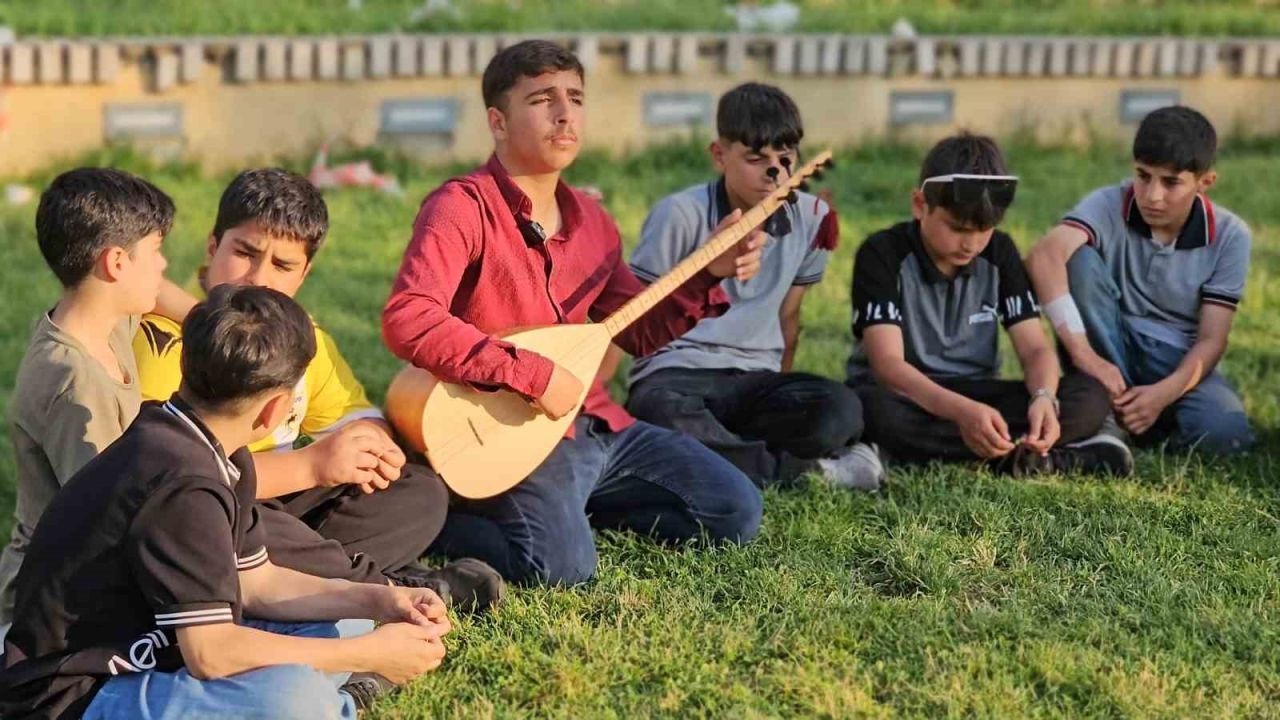 Muşlu 14 Yaşındaki Ömer’in Azmi: Hiç Eğitim Almadan Kendi Kendine Bağlama Çalmayı Öğrendi