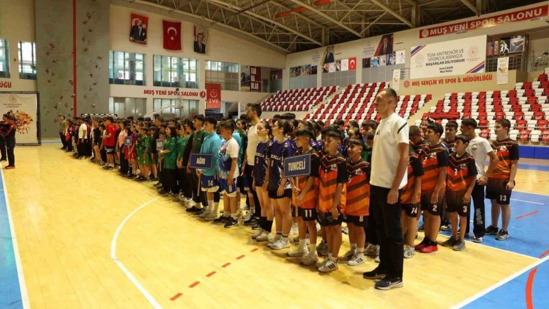 Muş'ta ANALİG Hentbol Heyecanı: 310 Sporcu Sahaya İndi