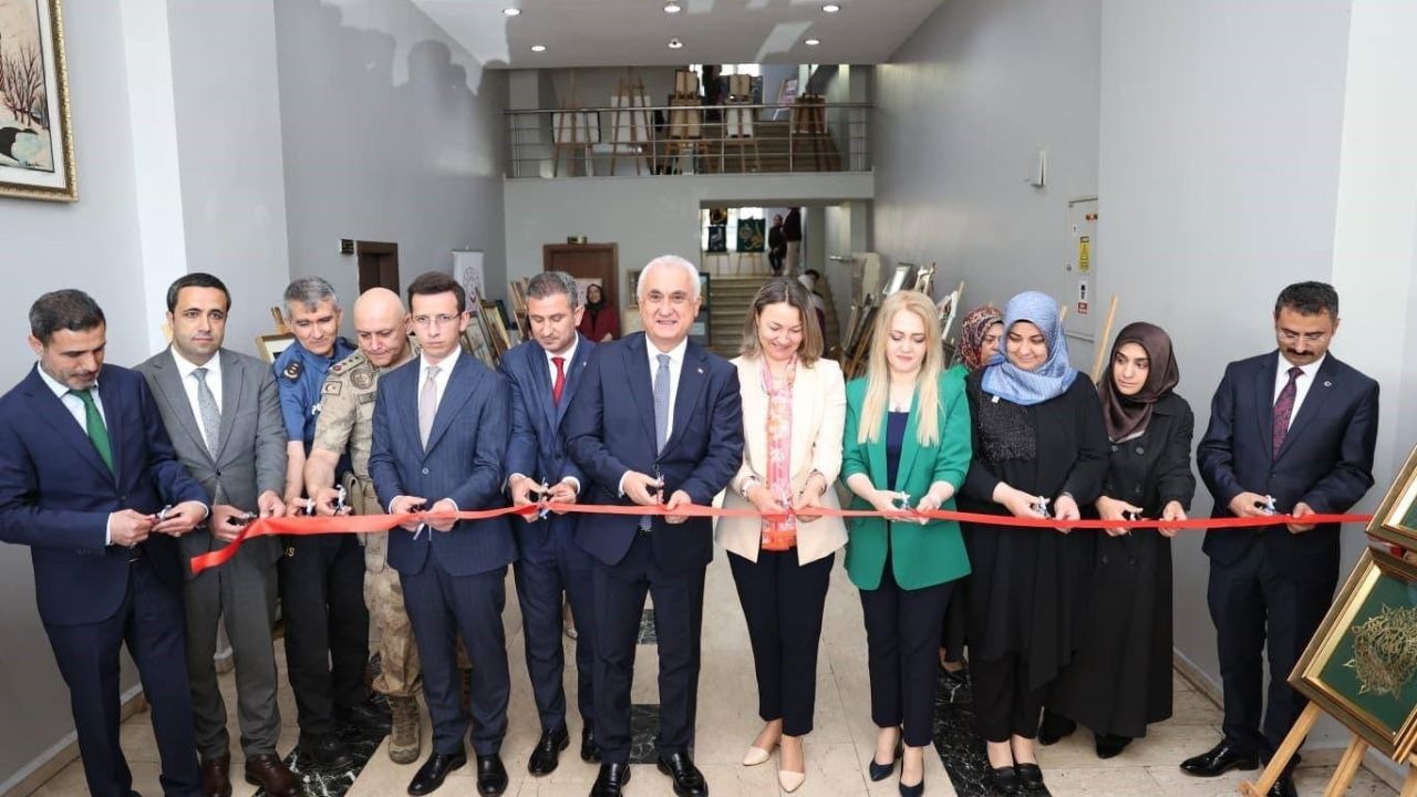 Muş'ta Hayat Boyu Öğrenme Coşkusu: 12 Bin Kursiyerin El Emeği Göz Nuru Eserleri Görücüye Çıktı