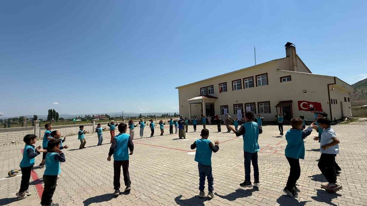 Muş’ta Öğrencilerin Unutulmaz Günü: Ebru Sanatından Halat Çekme Yarışına Eğlenceli Parkur