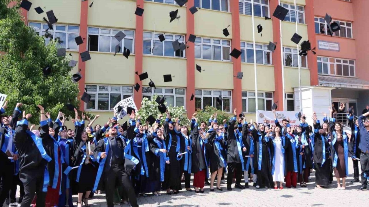 Oltu MYO’da 30. Dönem Gururu: 153 Öğrenci Kep Atarak Mezuniyet Coşkusu Yaşadı