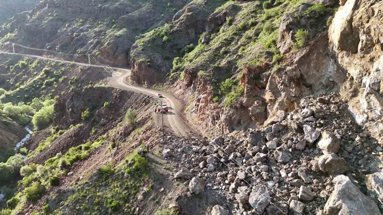 Oltu'da Devasa Kayalar Yolu Kapattı: Heyelan Dehşeti