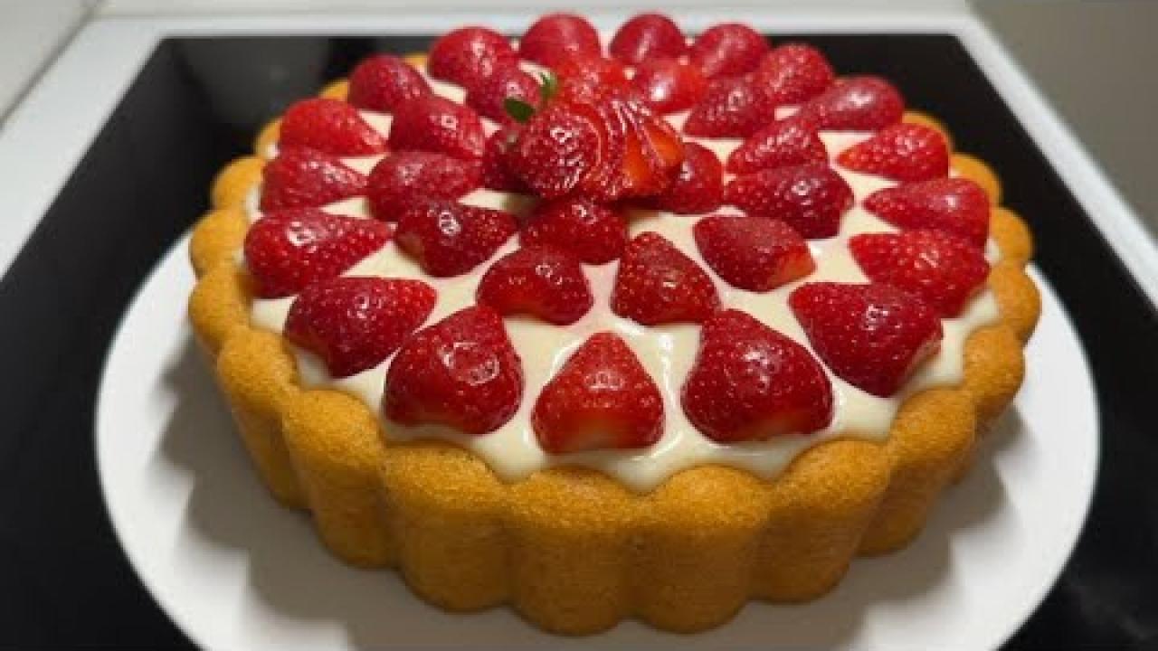 Pastane Lezzetinde Çilekli Kremalı Kek Tarifi