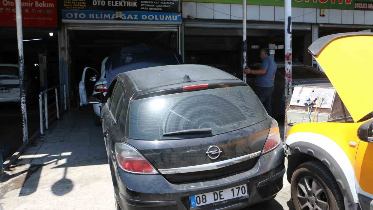 Sıcaklıklar arttı, araç klimaları için sanayide uzun kuyruklar oluştu