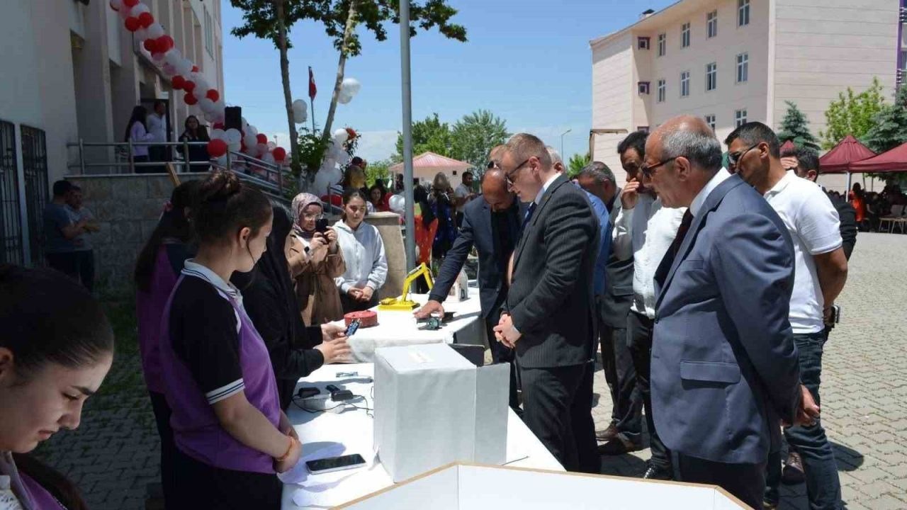 Son Dakika: Bulanık’ta Kız Öğrenciler Hünerlerini Sergiledi! Defileli Yıl Sonu Programı