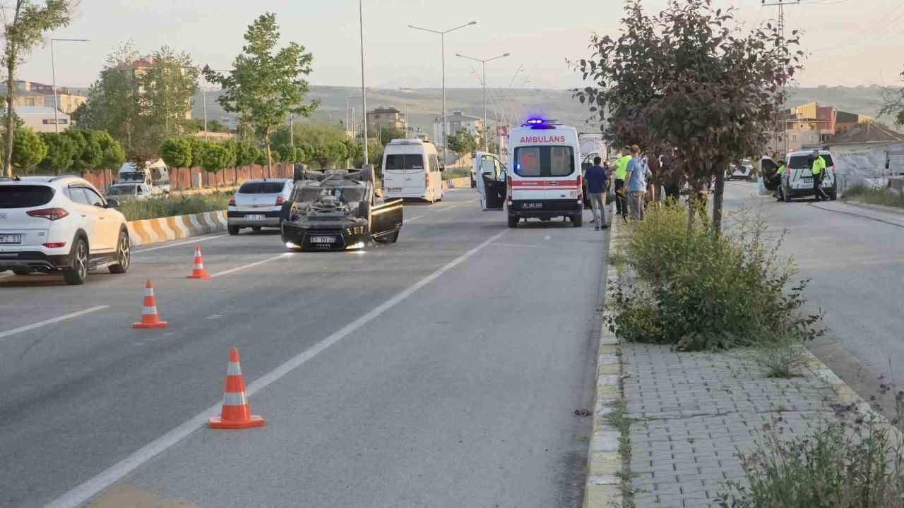 Son Dakika: Van'da Kontrolden Çıkan Otomobil Takla Attı, Bölgeye Ekipler Sevk Edildi